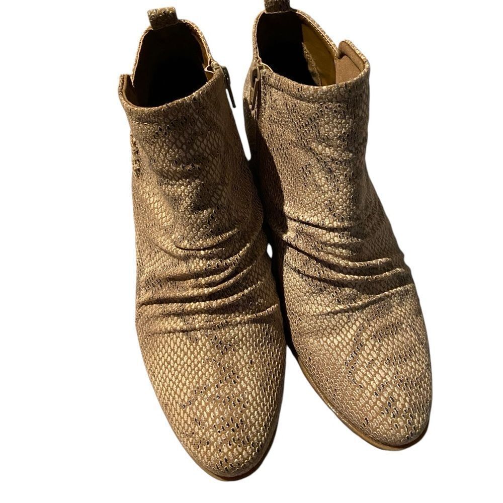 Bare traps size 9.5 animal skin look excellent condition size  9.5